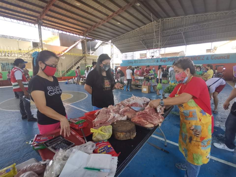 valenzuelacity's tweet photo. HAPPENING NOW Alagang Valenzuela #MarketOnWheels at Eden Court, Balubaran. https://t.co/cCWm8LnLOK
