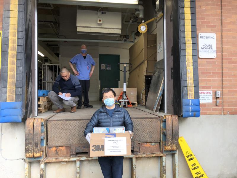 caro4ontario's tweet photo. #COVID19Ontario  #COVID19 #PPE #PPEshortage #Canada 
 Tsinghua Alumni Association of Southern Ontario On behave of CCAA（Cofederation of Chinese Alumni Association）donated medical supplies to @ACSAtoronto  and @SHNcares  
So proud of our fellow people!👍 https://t.co/KNDYdsdrr0