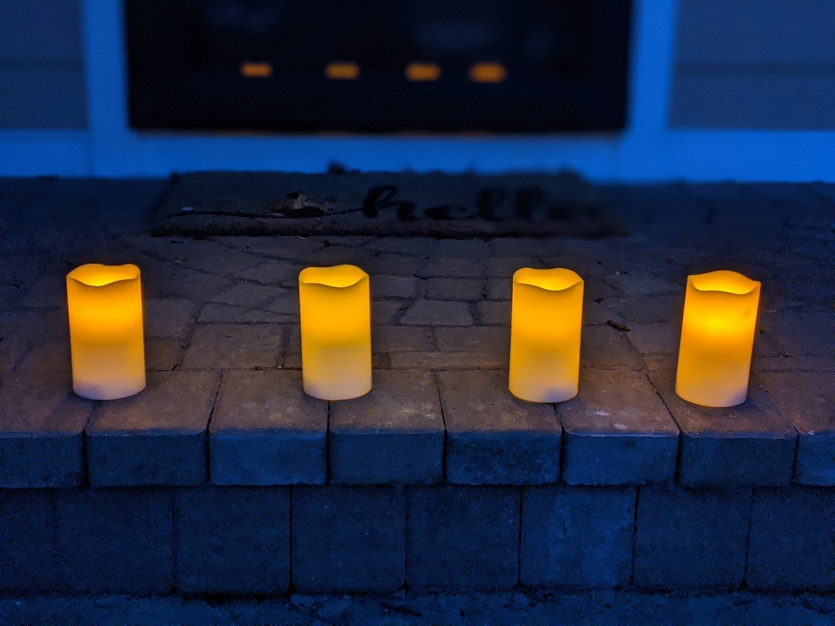 DaisyHenkle's tweet photo. Tonight, we are honoring the brave doctors, nurses, and all medical professionals on the front lines serving our country.  Thank you; we are standing with you. ❤️

#COVID19Pandemic 
#lightupthenight https://t.co/XkmUiW6AoF