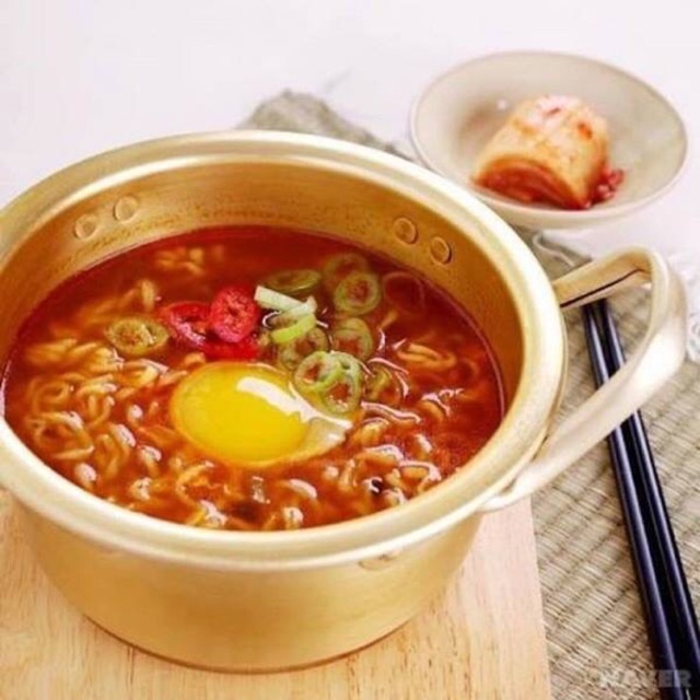ShopeeTH's tweet photo. หม้อที่จะทำให้การกินมาม่าอร่อยขึ้น 🍜
ดูซีรีย์ไปกินไป เหมือนเราเองที่เป็นนางเอกเรื่องนี้
ช้อปช้อป 👉 https://t.co/tI8BtniNaO
#อยู่บ้านก็ช้อปปี้ได้
#ShopeeCookFromHome
#ShopeeLifeFromHome https://t.co/98r1pBYIsF