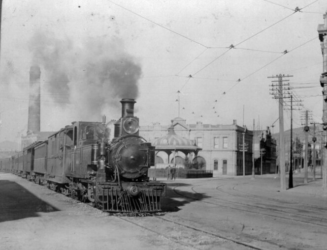 Here are two shots of the R class in action. Left is an R class on Jervois Quay, Wellington c.1900, on the former line to Te Aro, closed 1917. Right is R209 in 1902 by great railway photographer A.P. Godber—the young lad is his son William (NLNZ APG-1107-1/2-G and 1/2-106887-F).