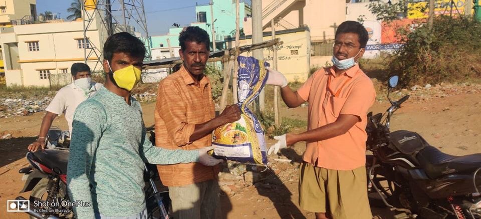 RSSorg's tweet photo. आज लगभग 10हजार स्थानों पर एक लाख से अधिक स्वयंसेवक भिन्न-भिन्न आवश्यकताओं की पूर्ति (भोजन सामग्री पहुंचाना,चिकित्सालयों में जाकर सेवा देना) करने में लगे हुए हैं।इस योजना के तहत करीब 10लाख परिवारों तक संघ के स्वयंसेवक किसी न किसी माध्यम से पहुंचे हैं।-सरकार्यवाह
#SamajSevaRamSeva https://t.co/07pWxa8Cjh