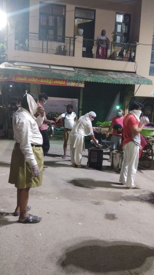 RSSorg's tweet photo. आज लगभग 10हजार स्थानों पर एक लाख से अधिक स्वयंसेवक भिन्न-भिन्न आवश्यकताओं की पूर्ति (भोजन सामग्री पहुंचाना,चिकित्सालयों में जाकर सेवा देना) करने में लगे हुए हैं।इस योजना के तहत करीब 10लाख परिवारों तक संघ के स्वयंसेवक किसी न किसी माध्यम से पहुंचे हैं।-सरकार्यवाह
#SamajSevaRamSeva https://t.co/07pWxa8Cjh