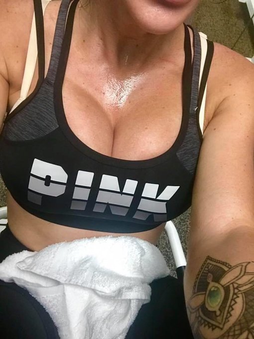 Doing my daily isolation work out to keep fit #sweat https://t.co/cJeuTpSogo<a href="/tag/sweat"class="tags"><span>#sweat</span></a>