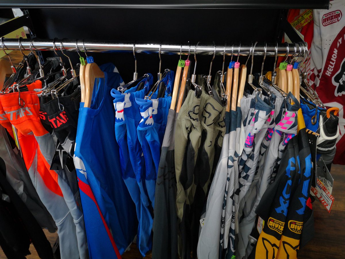 ライコランド柏店オフロードコーナー No Twitter グローブに引き続きジャージ類も大量入荷しました 子供用のサイズからビックなサイズまで選びたい放題ですよ フックが満タンになってしまってギチギチに実るオフロードジャージが最大３８ ｏｆｆ ライコ柏オフ