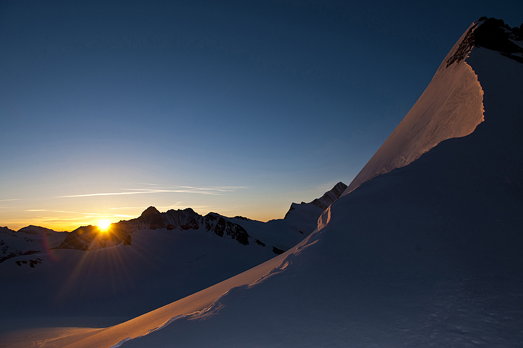 Sunrise in the Jungfrau Area <a href="/Myswitzerland/">MySwitzerland.com</a>
Looking forward to experience again next winter!

#Sunrise  #Skitour #Skirando #Skitouring #Backcountryskiing
#FritschiSwiss
📷@ben_wiesenfarth_foto