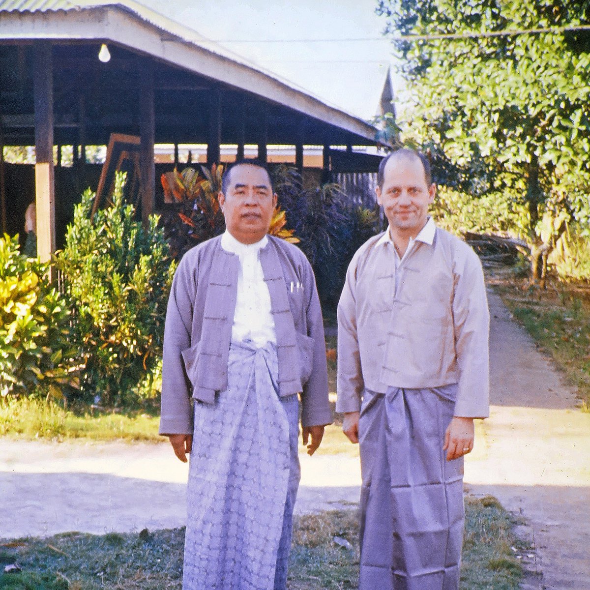 Remember the research (missile) scientist mentioned in the Vipassana 10-day course discourse -  the one experiencing intense sankaras in his meditation cell? 
Here he is. Robert Harry Hover (right of pix), next to Sayagyi U Ba Khin
Robert Hover (Feb 22, 1920 – Dec 15, 2008)
(1/2)