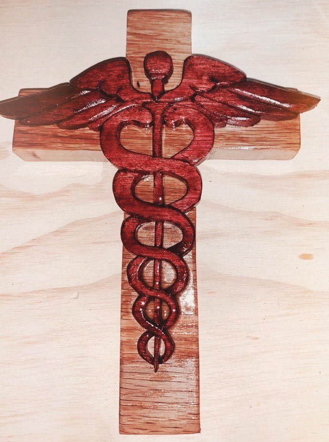 vaticarsten's tweet photo. Die Welt rückt zusammen. 
Das will ich glauben. Darauf hoffe ich. 

Eine Freundin aus Tennessee (USA) hat mich gebeten, dieses Kreuz zu segnen, das sie selbst gemacht hat und das dort in der Onkologiestation eines Krankenhauses den Menschen Halt geben soll. https://t.co/yXcdtk9uAl
