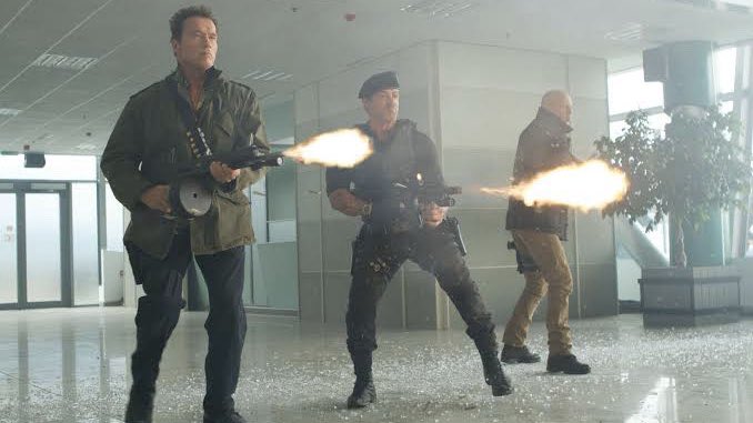 soraidey1962's tweet image. The #Expendables2
いや楽しすぎだろこれ
前回ただ出てきただけのシュワルツェネッガーとちょっとしゃべったブルース・ウィリス、今回もちょい役かな？と思ったらなんだこれ！！面白すぎだろ！！
あと最初の方クリヘム！？かと思ったらお兄ちゃんのリアムへムズワースだった