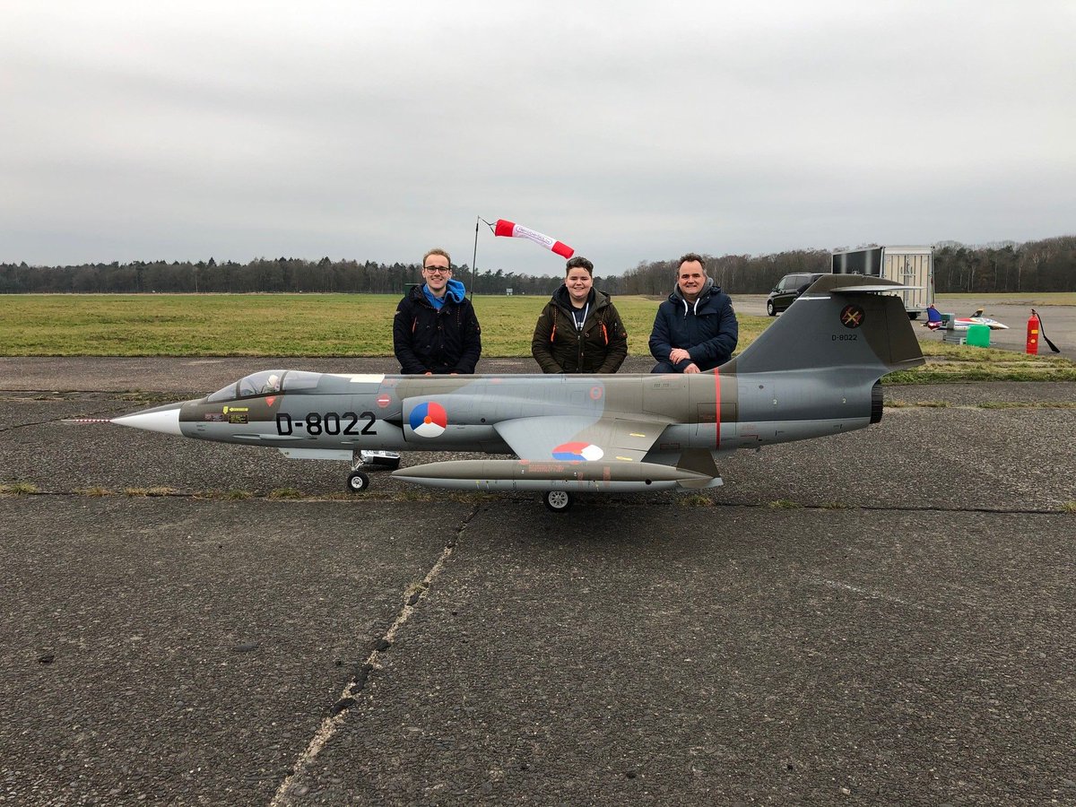 Leerling Mick behoort tot de beste 4 modelvliegers van Nederland! Hij ontwerpt ze, bouwt ze én vliegt ermee. Zijn doelen in vogelvlucht: naar de opleiding Luchtvaarttechniek, daarna naar de TUI Fly Academy in België én wereldkampioen worden. Check: buff.ly/3bB19XY #passie