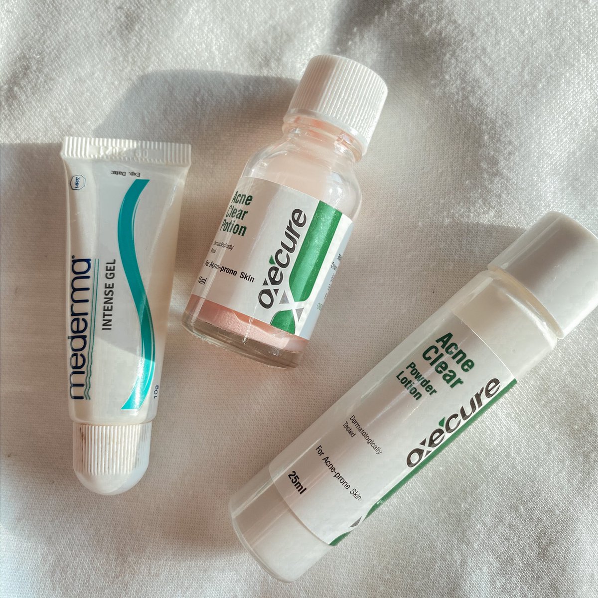 Hamkdy_'s tweet image. หมวดฉุกเฉิน เห็นแบบนี้แต่เราก็มีสิว มีผด มีรอยสิวนะ ;—;;

Mederma รอยหายจริงแม่ แคะแกะเกาไว้ดำขนาดไหน รีบใช้ตัวนี้สะ นวดๆให้ซึมเช้า-เย็น แปปเดวก็จางละ

Oxecure แน่นอนว่าไม่ได้จ้าง5555 ใช้จริงดีจริง ขวดอ้วนๆแต้มสิวอักเสบ ยุบไวไม่แสบ ขวดยาวพอกสิวผด หรือผดแพ้ตั่งต่าง 2-3วันดีขึ้นจิง