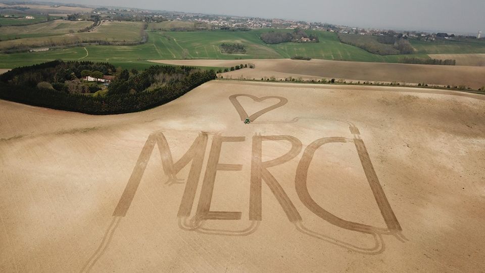 F3Occitanie's tweet photo. Coronavirus : près de Toulouse, le grand "Merci" de cet agriculteur à ceux qui continuent de travailler https://t.co/0F6sy12GKf https://t.co/K05a9dr3Q7
