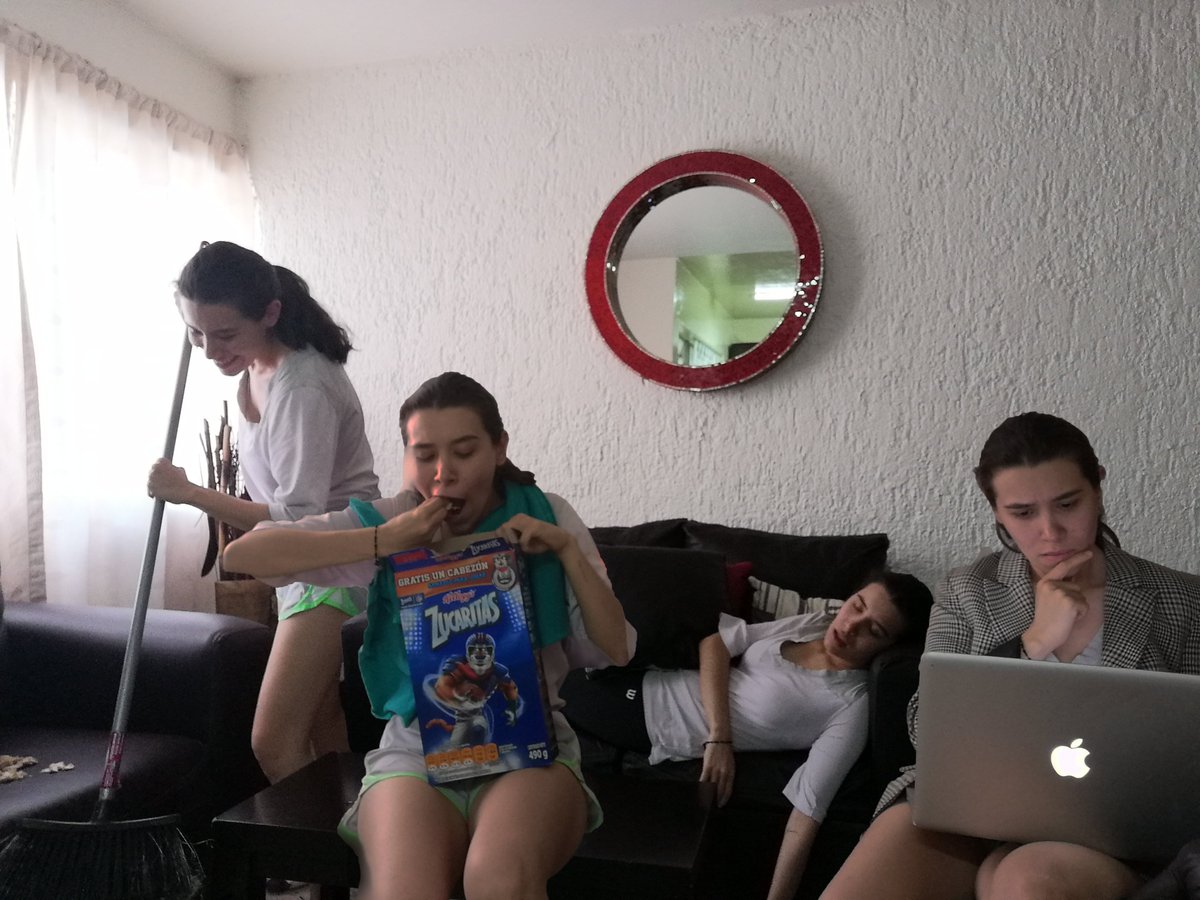 ChocoClarisa's tweet photo. Yo conviviendo con mis múltiples personalidades #ChocoCuarentena #NoNosDetieneElVirus https://t.co/y0OMmesgVc