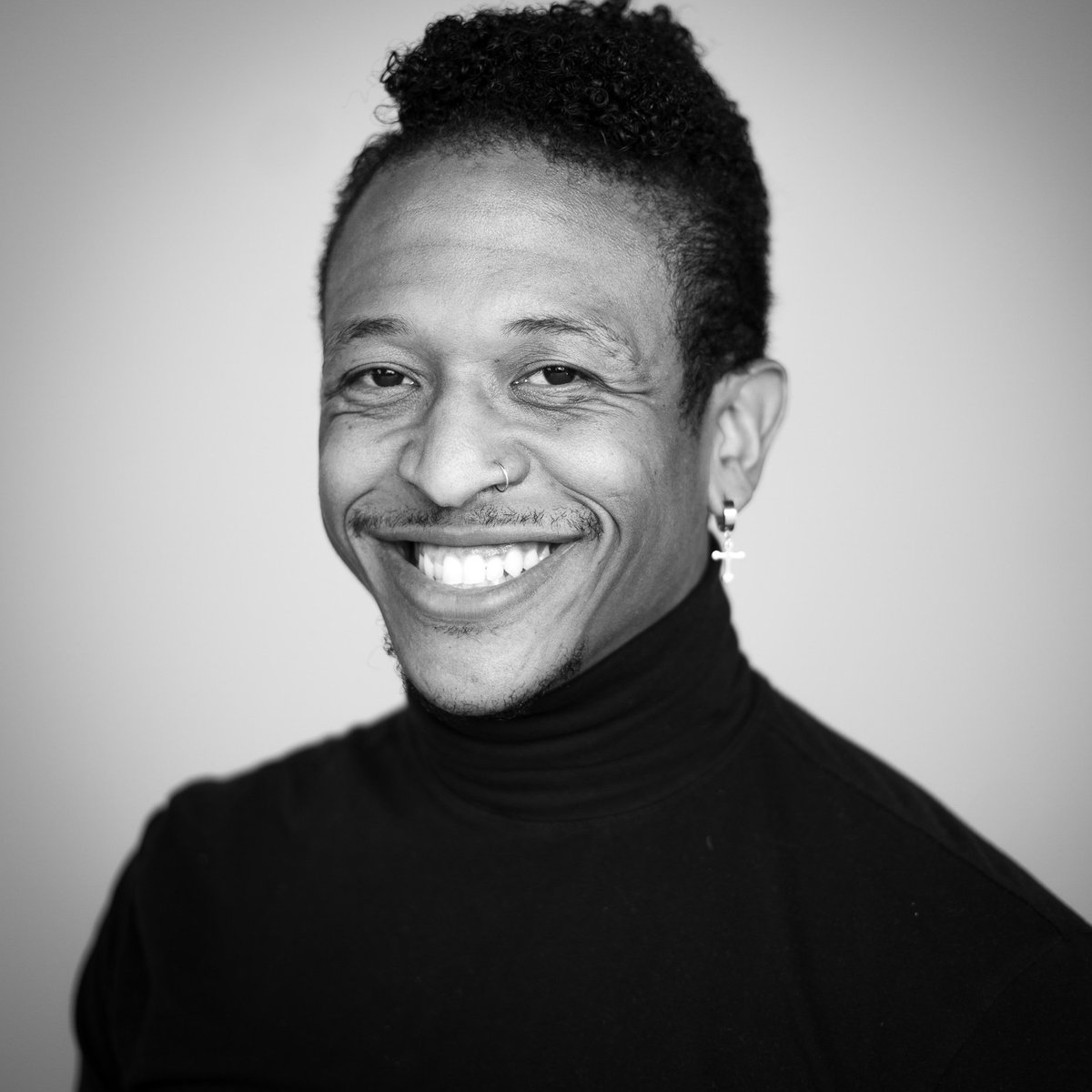 BlackWhiteCa's tweet photo. #NewProfilePic 2020 smiling and ignoring the world crumbling. https://t.co/eHNrKSSPM3