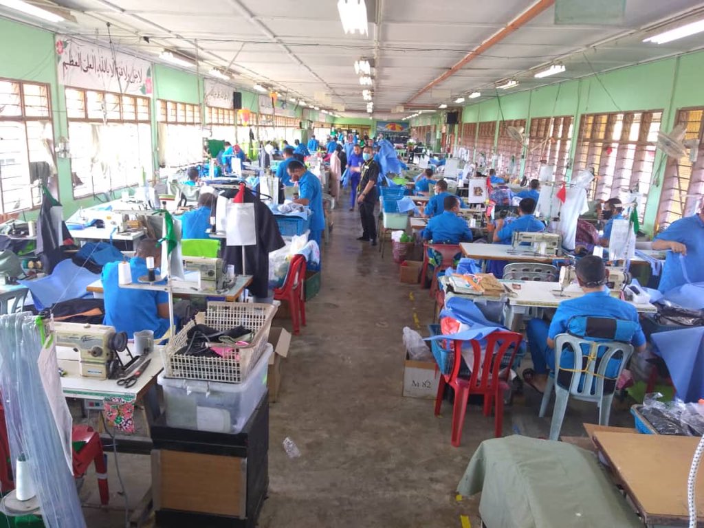 penjaramalaysia's tweet photo. Proses menjahit Pakaian PPE  utk Hospital Serdang di Penjara Kajang. #weareworkforyou #followtherules #penjaraprihatin @KDNPUTRAJAYA @KKMPutrajaya @dhzhamzah  @DGHisham  @alnassif @AZIZRAZAK2 https://t.co/PPlzRJjeVq