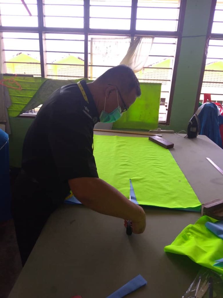 penjaramalaysia's tweet photo. Proses menjahit Pakaian PPE  utk Hospital Serdang di Penjara Kajang. #weareworkforyou #followtherules #penjaraprihatin @KDNPUTRAJAYA @KKMPutrajaya @dhzhamzah  @DGHisham  @alnassif @AZIZRAZAK2 https://t.co/PPlzRJjeVq