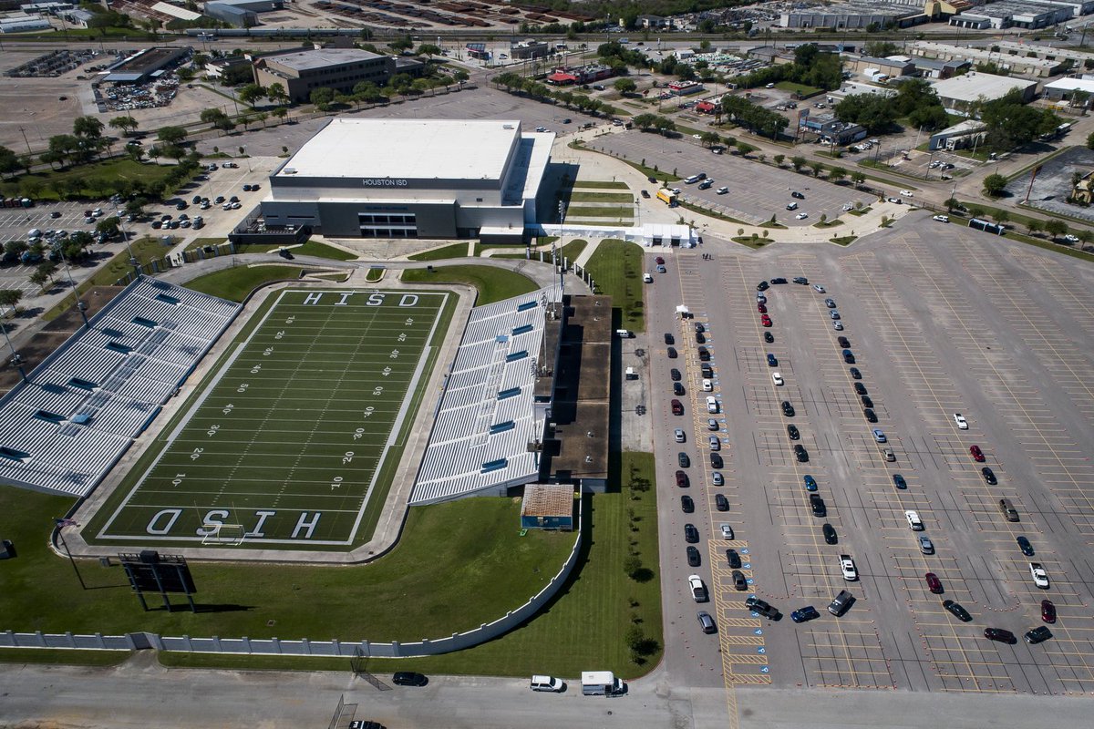 mrkmully's tweet photo. Our strange new normal: stadiums being used as Covid-19 testing sites. 

Houston area confirmed cases shot past 1000 this week. More from @nkhensley and @emfoxhall: https://t.co/QpDiGx0vTn https://t.co/US7DS25KpJ