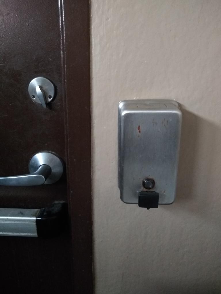 MsEva805's tweet image. #carpinteria #fail, When they say, Wash hands to prevent #COVIDー19, I'm wondering WHY is there NO Soap in Public restrooms during #CoronavirusPandemic? Do US cities care so little about public health? #donate Go to your Nearest public restroom &amp;amp; leave some soap :) #SantaBarbara