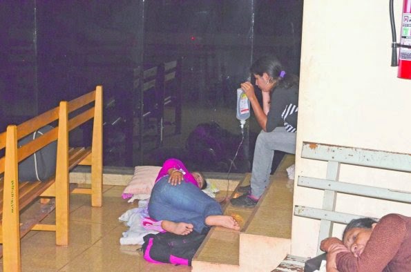 Sofy_Alonzo's tweet photo. Ya que no se van a quedar en sus casas, ya que les parece buena idea ir a ver al chuli y amigos o a la casa de la abuela en el interior porque "no están contagiados" (aunque tenemos 5 casos confirmados de circulación comunitaria).
Les dejo fotos de nuestros hospitales colapsados. https://t.co/jShFc5smvi