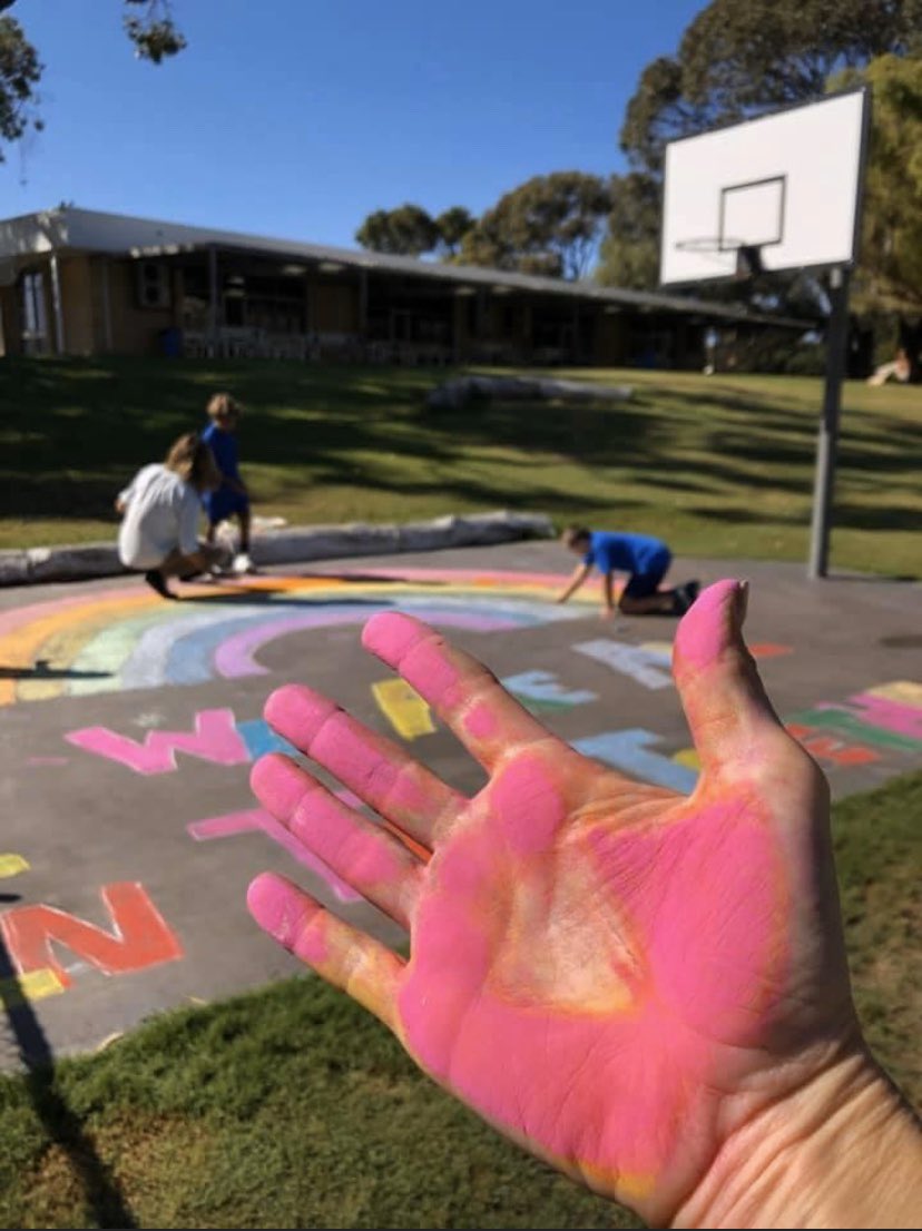 LisaCriddle2's tweet photo. Geraldton schools are spreading rainbows of joy &amp; hope through art this week &amp; having fun too.🌈@WA_Edu_News @TDS_SS_CO @jadefallon298 @educationlisa @sueellery @WAPPA_Leaders @RayBoyd007 https://t.co/1koh7nCDsk
