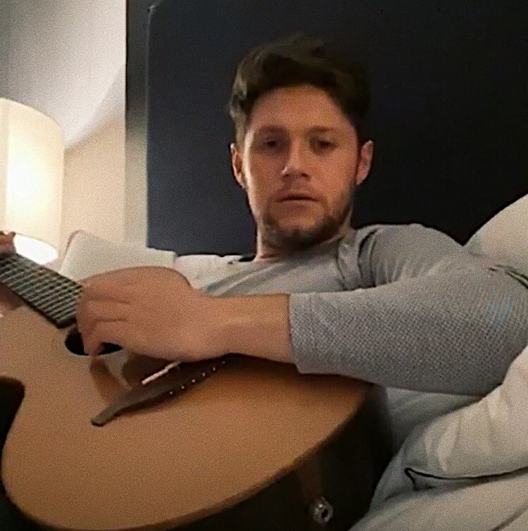 harryseingblind's tweet photo. Niall Horan: the only person who can go live for 3 hours just to play songs to his fans and talk to them. Do the right thing and stan Niall Horan https://t.co/soNUeS797K