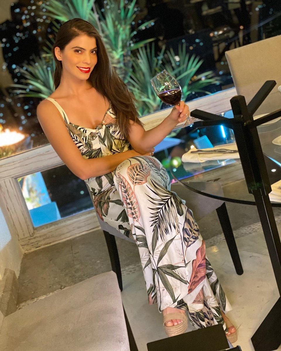 studiofcolombia's tweet photo. 𝘍𝘭𝘰𝘳𝘢𝘭 feeling! #SquadSTUDIOF @esmeoficial #VístetedeESPERANZASF

#Fashion #Moda #StudioF #StudioFCol #StudioFColombia #Style https://t.co/3I0aSmQAec