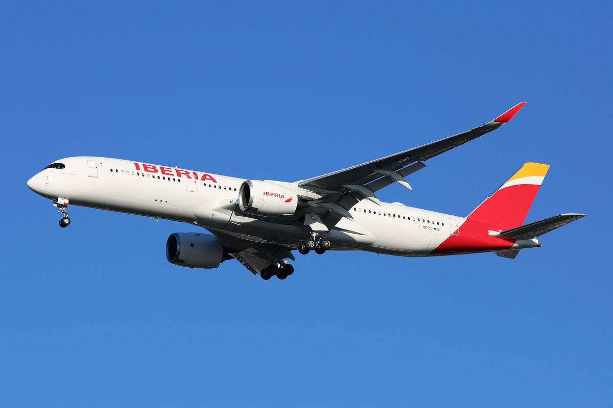 AAAvPhotography's tweet photo. #ECMXV @Iberia landing at @JFKairport #Airbus #A350-900 #A359 #Madrid #iberia #avgeek #canonphotography #aaavph https://t.co/HuAbfVYYEJ