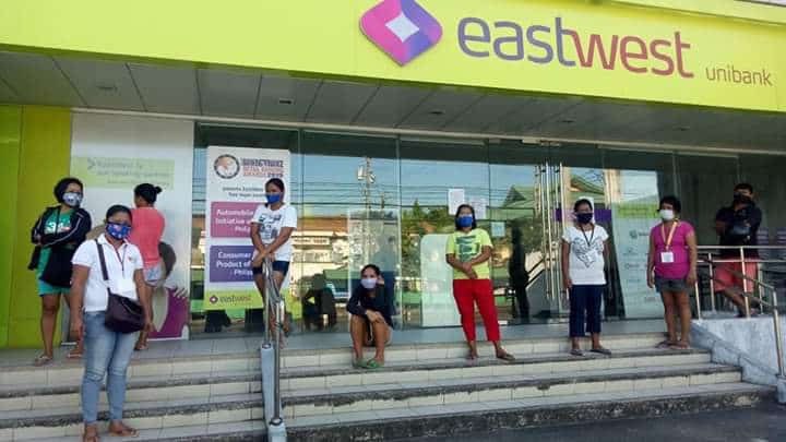 dswdfo6's tweet photo. Payout for Pantawid Pamilyang Pilipino Program in Sila City, Negros Occidental. 

Beneficiaries wear masks and observe social distancing. https://t.co/O3i0GMkR16