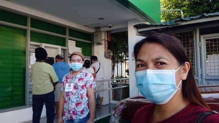 dswdfo6's tweet photo. Payout for Pantawid Pamilyang Pilipino Program in Sila City, Negros Occidental. 

Beneficiaries wear masks and observe social distancing. https://t.co/O3i0GMkR16