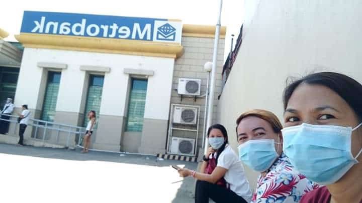 dswdfo6's tweet photo. Payout for Pantawid Pamilyang Pilipino Program in Sila City, Negros Occidental. 

Beneficiaries wear masks and observe social distancing. https://t.co/O3i0GMkR16