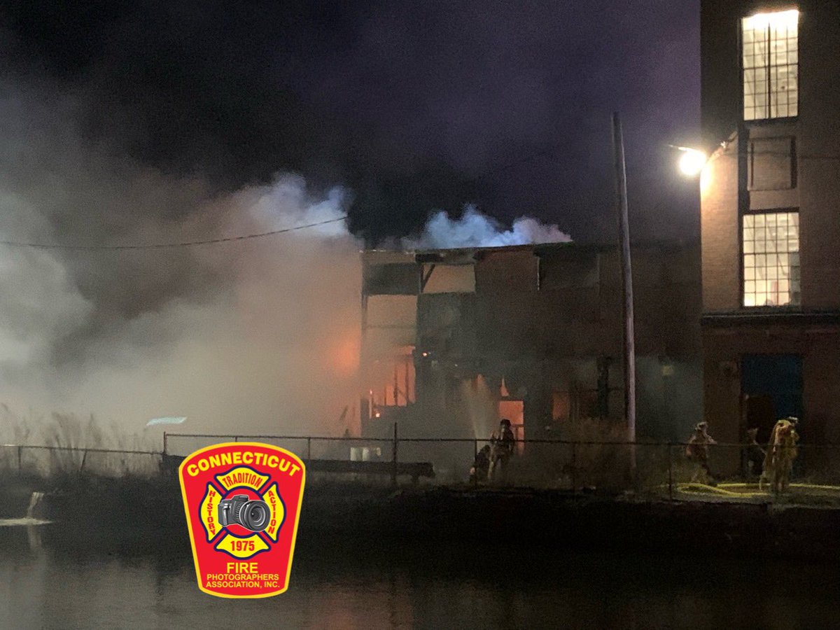 ctfirephoto's tweet image. Happening Now - CFPA member John DeForest (@JDeforest1717) is on scene of a working fire in Holyoke, Massachusetts. Here is the first photo from the scene.