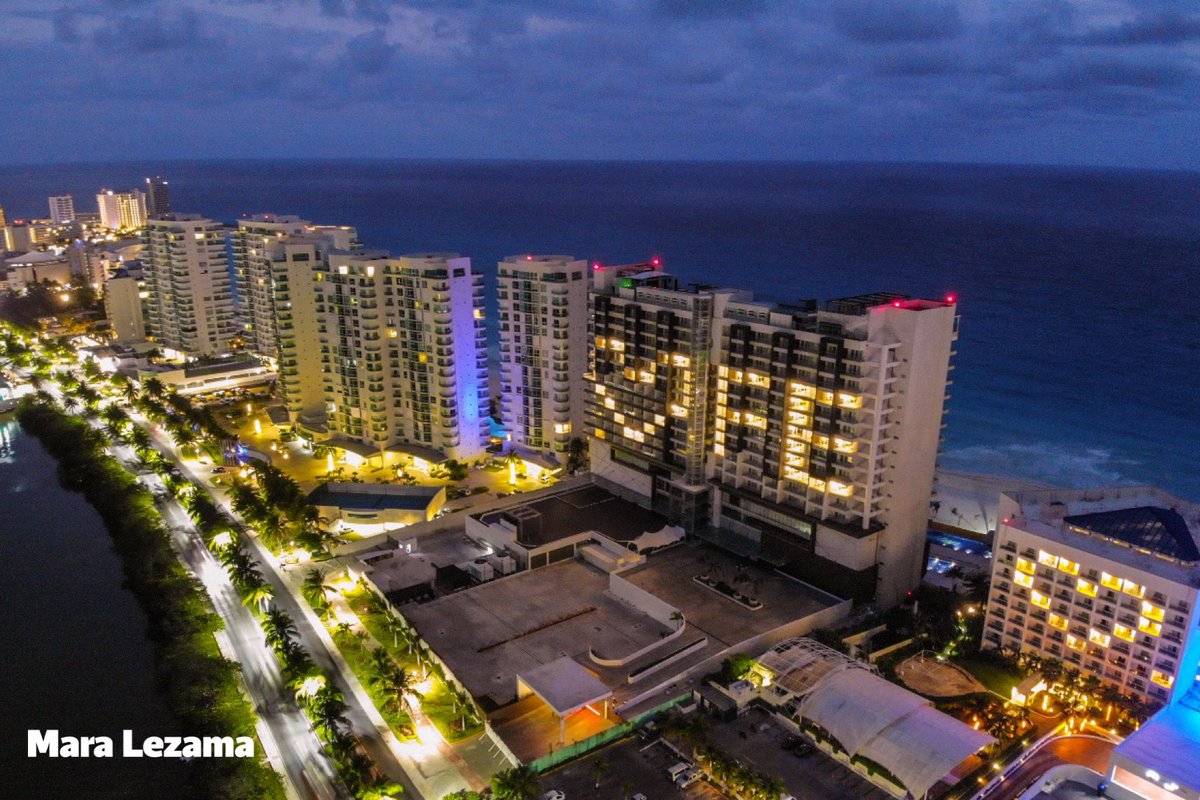 MaraLezama's tweet photo. ¡Cancún está noche!
Gracias por ser solidario, somos una ciudad que ha salido adelante de muchas adversidades. #QuédateEnCasa #CancúnTodosUnidos https://t.co/NPdjRJGyOi