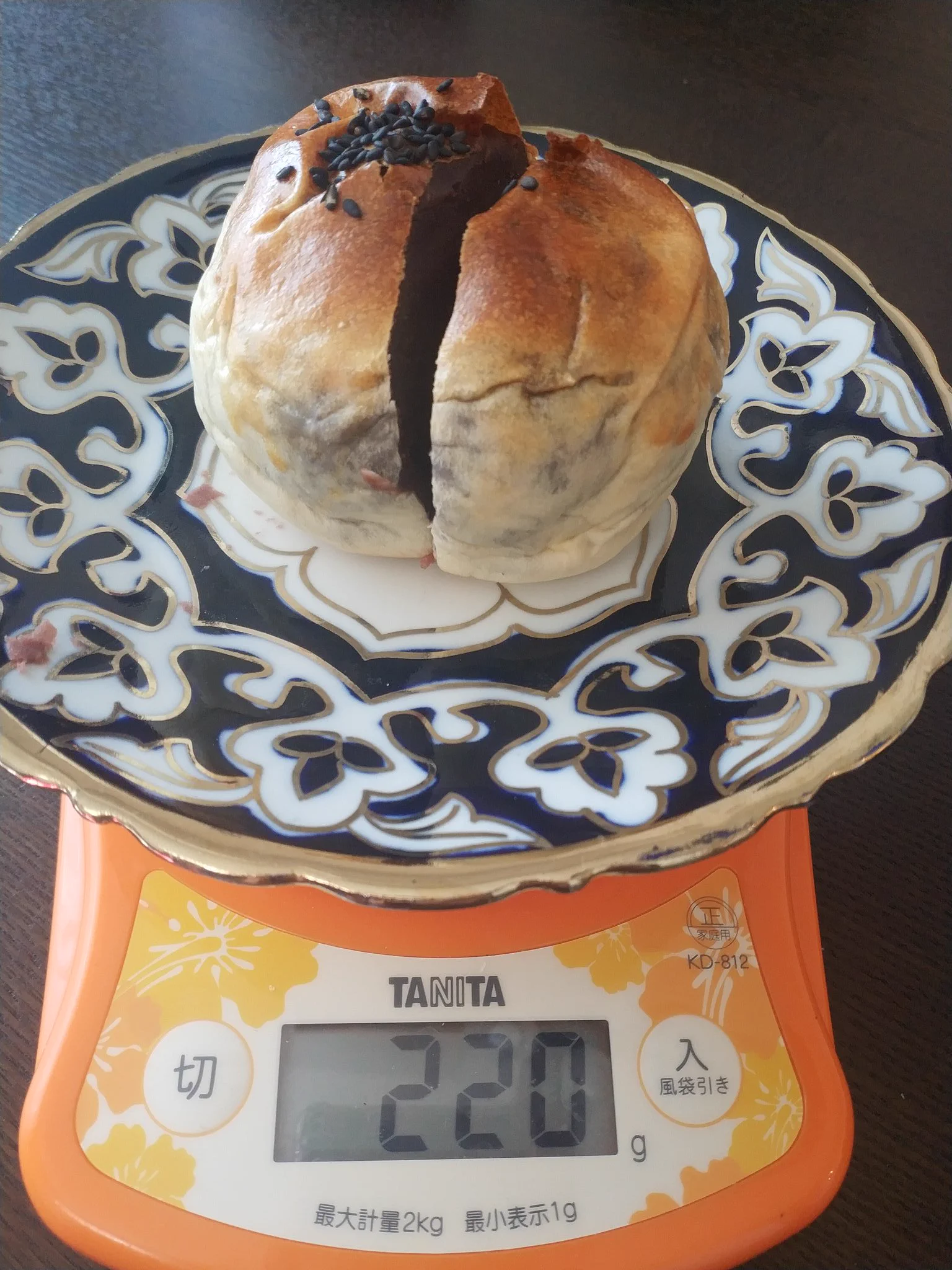 あんこの塊？薄皮あんぱんの中身がほぼあんこwww