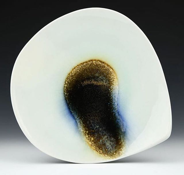 CharlieCGallery's tweet photo. Stunning Dinner Plate by noelbaileyceramics in his solo show Ice Flows on our site #noelbailey #iceflows #dinnerplate #vermontartist https://t.co/LpxvqvnYnO