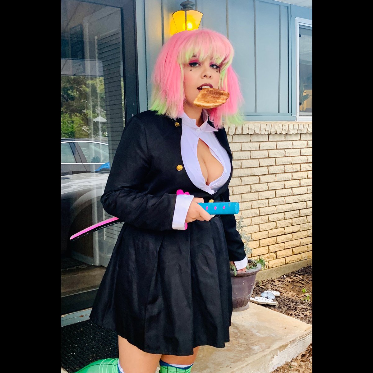 celestiallaur's tweet photo. I HOPE IM NOT TOO LATE FOR #BREADCON 💞!!! Better late than never ✨😅
#breadcon2020 #mitsurikanroji #aprilfoolsday #demonslayercosplay #cosplaycommunity #kimetsunoyaiba https://t.co/6G2S84aq5F