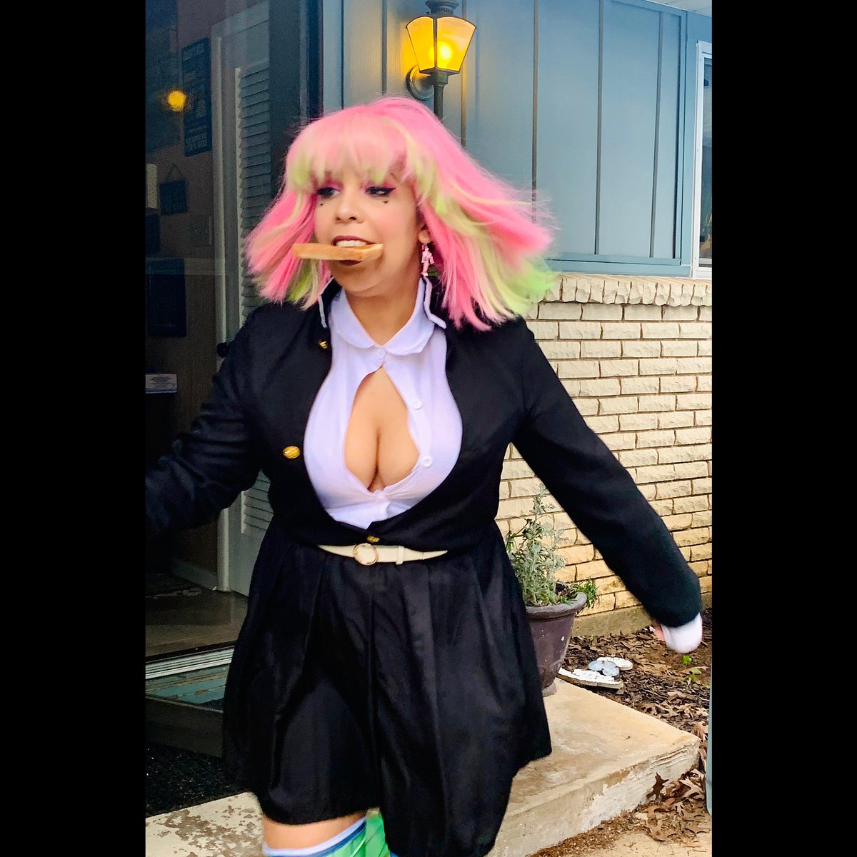 celestiallaur's tweet photo. I HOPE IM NOT TOO LATE FOR #BREADCON 💞!!! Better late than never ✨😅
#breadcon2020 #mitsurikanroji #aprilfoolsday #demonslayercosplay #cosplaycommunity #kimetsunoyaiba https://t.co/6G2S84aq5F