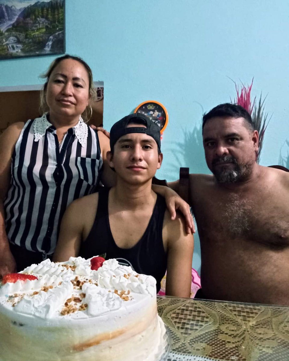 Hugo_Diazz100's tweet photo. Mi cumpleaños :3 https://t.co/QrLBuvUMuC