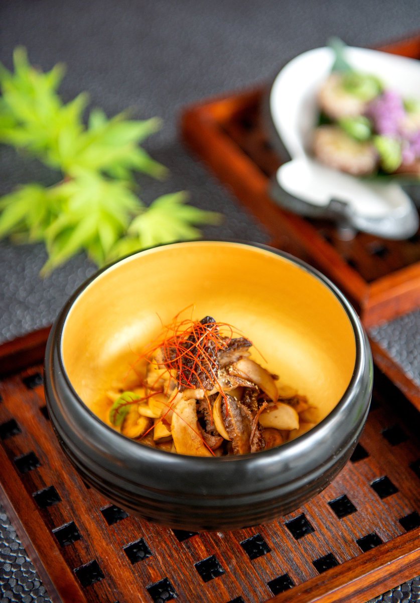 Think about how you can step up and support your neighbourhood businesses during this time of #physicaldistancing. When possible, the best thing that we can do as a community is to support our neighbours, entrepreneurs, farmers, producers and processors 📸 <a href="/danikasea/">Danika McDowell</a>