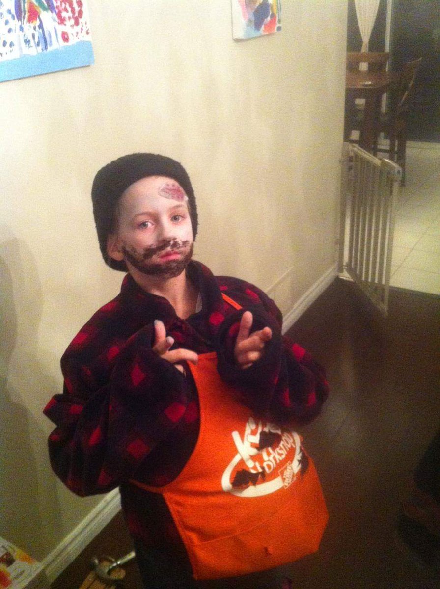 ajreilly21's tweet photo. @TheRichardKarn something to brighten your day. Here is my daughter in 2014...she went as "Zombie Al Borland" after being introduced to Home Improvement earlier that year. *Note* the double guns she's pointing at the camera. https://t.co/8TBmcP0sOT