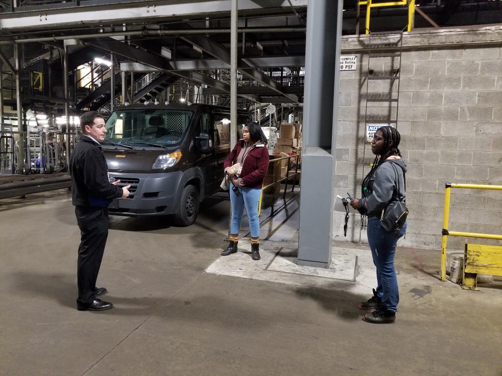 PHL N Hub Manager @EricLinderUPS discussing social distancing with frontline supervisors @chelsii_rb and Moesha Bell #keys2mysafety #Teamphlsnaps #TogetherWeAreUPS @ChesapeakUPSers @UPSTrayceParker @KVUPS @nick_iannacone2 @JohnEitel2 @RobertCapone17 @LaurenCarroll44