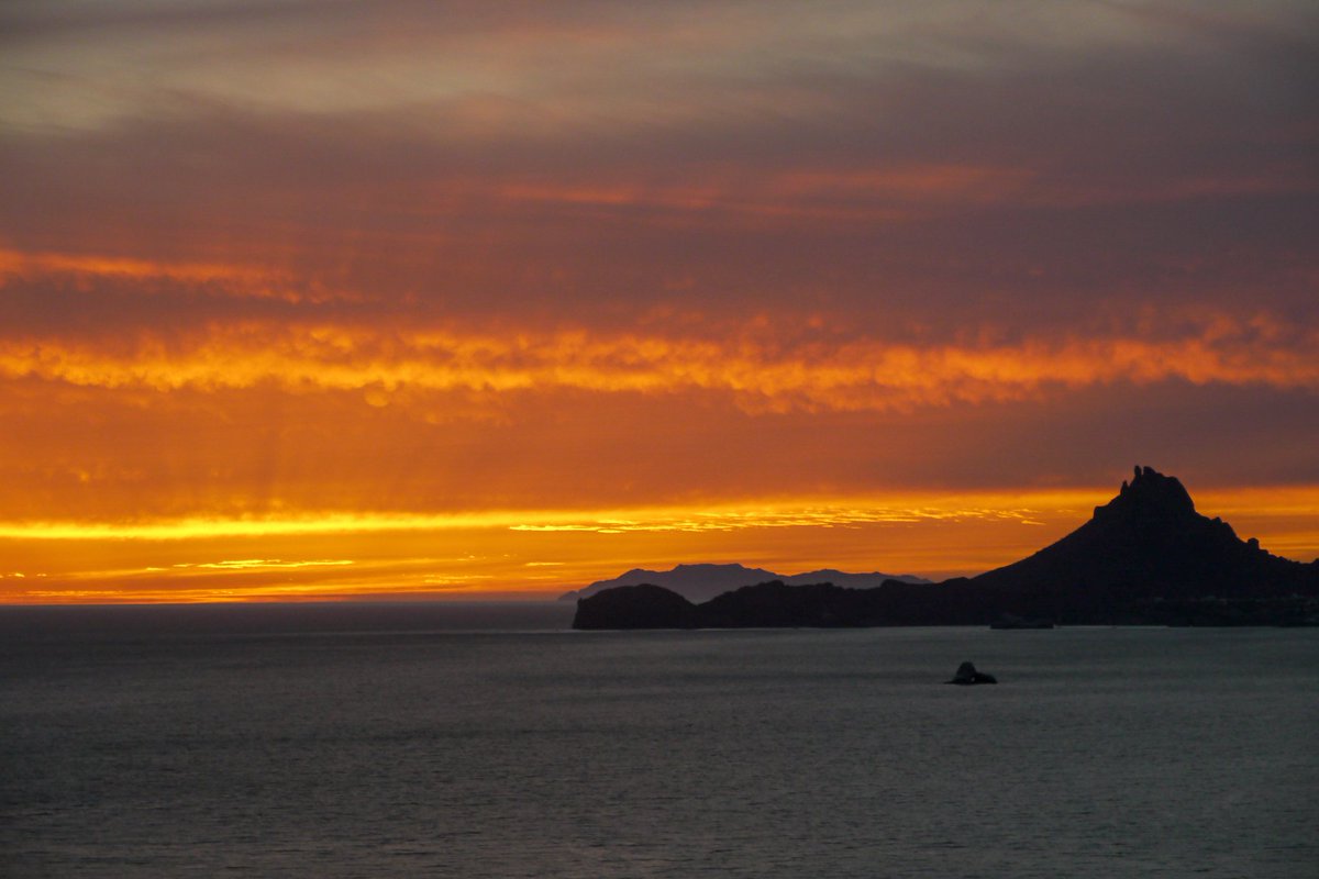 XploraConManuel's tweet photo. #SanCarlos y sus atardeceres mágicos #sunset #sonora #QuedateEnCasa https://t.co/MLqJcGUP4y