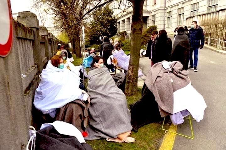 Si no crees en la existencia del #COVIDー19  por favor debatamos en Diciembre por ahora, sólo sigue las instrucciones y no pongas a los demás y a ti mismo en riesgo... 
La pandemia “truena” la capacidad hospitalaria de cualquier país...
Sólo ve a Italia