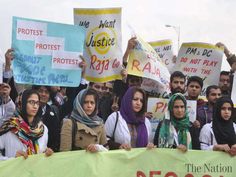 aaqib_ranjha's tweet photo. Qualified doctors international medical graduate sitting at home while govt is calling 3rd and 4th years medical students in the pandemic condition are they are aliains 
#HireDoctorsNotStudents https://t.co/bzD5VPjxds