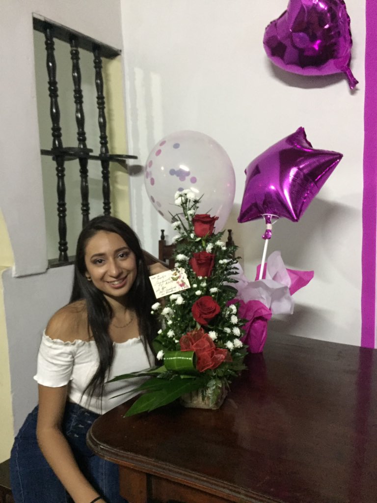 SayraAlmendares's tweet photo. Mis amigas de León me celebraron mi cumple y mi padre me llamó que si quería helado, le dije que no había problema pero el estaba en Chinandega 😞viajo a esa hora y llego donde estaba y trajo el helado y rosas 🌹 mis primeras rosas ❤️ Mi primer y gran Amooor me iso esa sorpresa🥺 https://t.co/twIzCu7SDz