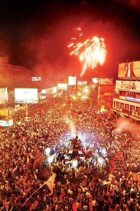 TrendsDhoni's tweet photo. This Crowd in The Streets of Ranchi Near Dhoni's Residence After The WC 2011 Win 💥��️ 

#9YearsOf2011WC https://t.co/Z4u3RAh2mo