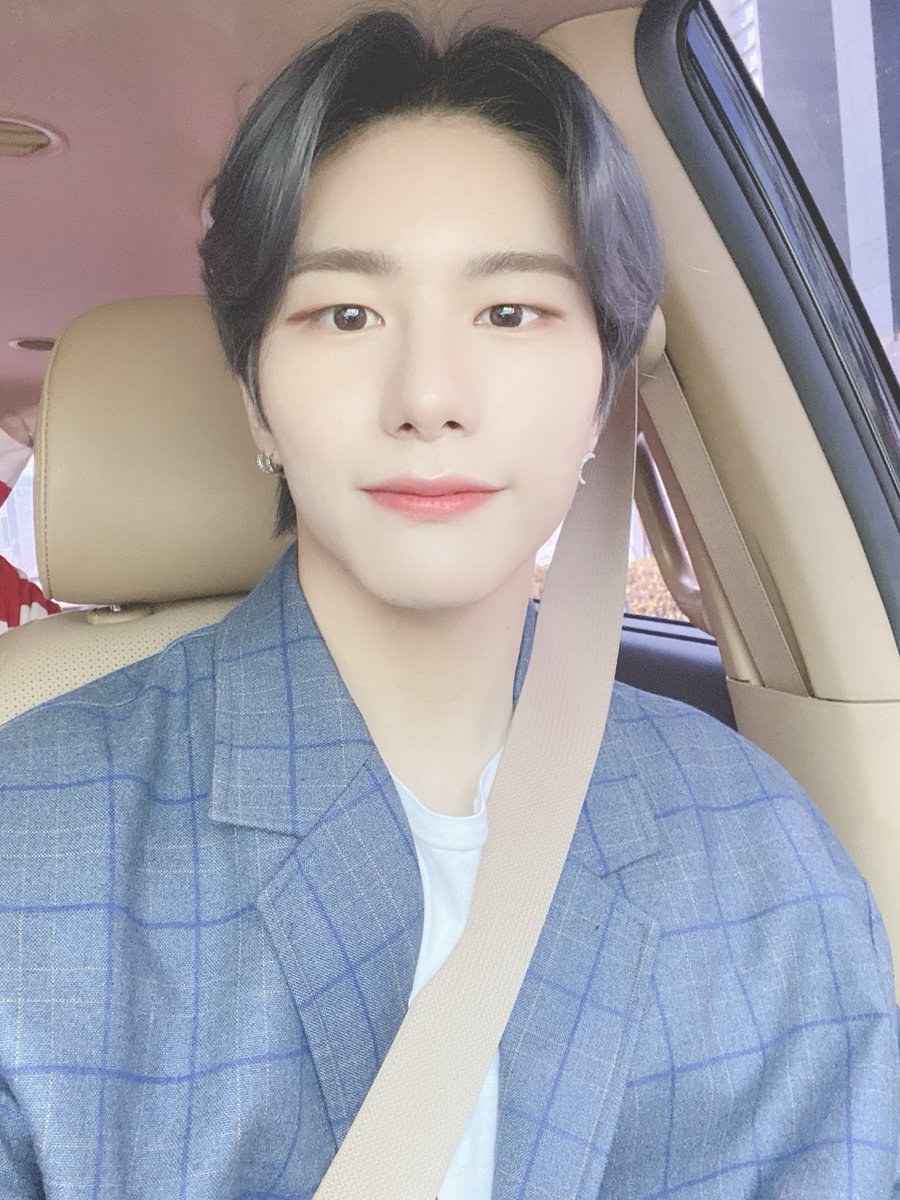 KSK095's tweet photo. ㅤ 🍿 · ωıth mʏ frıends ♡ #updɑte ρhoto
ㅤ╱🎤 : 오늘두 고생했어요💙💛 ⌡

🖱tɑgs：#vıcton #sınger #ρomρeıı https://t.co/ucv45Z71cy
