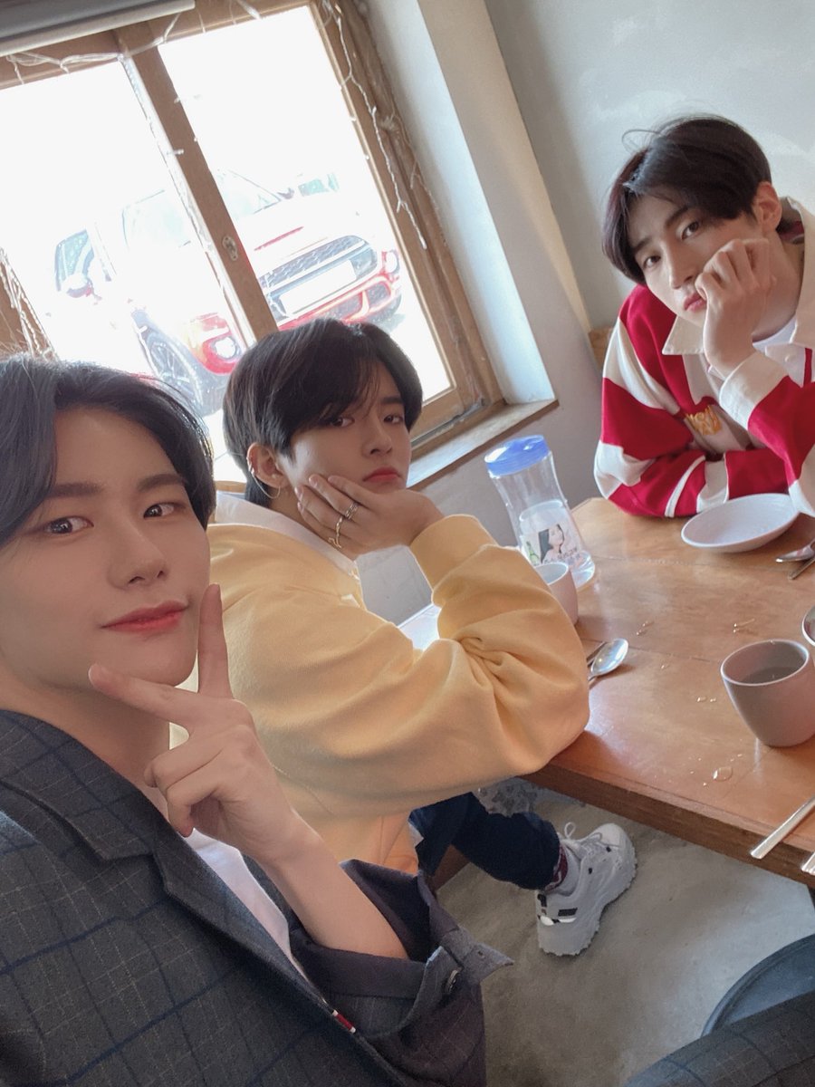 KSK095's tweet photo. ㅤ 🍿 · ωıth mʏ frıends ♡ #updɑte ρhoto
ㅤ╱🎤 : 오늘두 고생했어요💙💛 ⌡

🖱tɑgs：#vıcton #sınger #ρomρeıı https://t.co/ucv45Z71cy