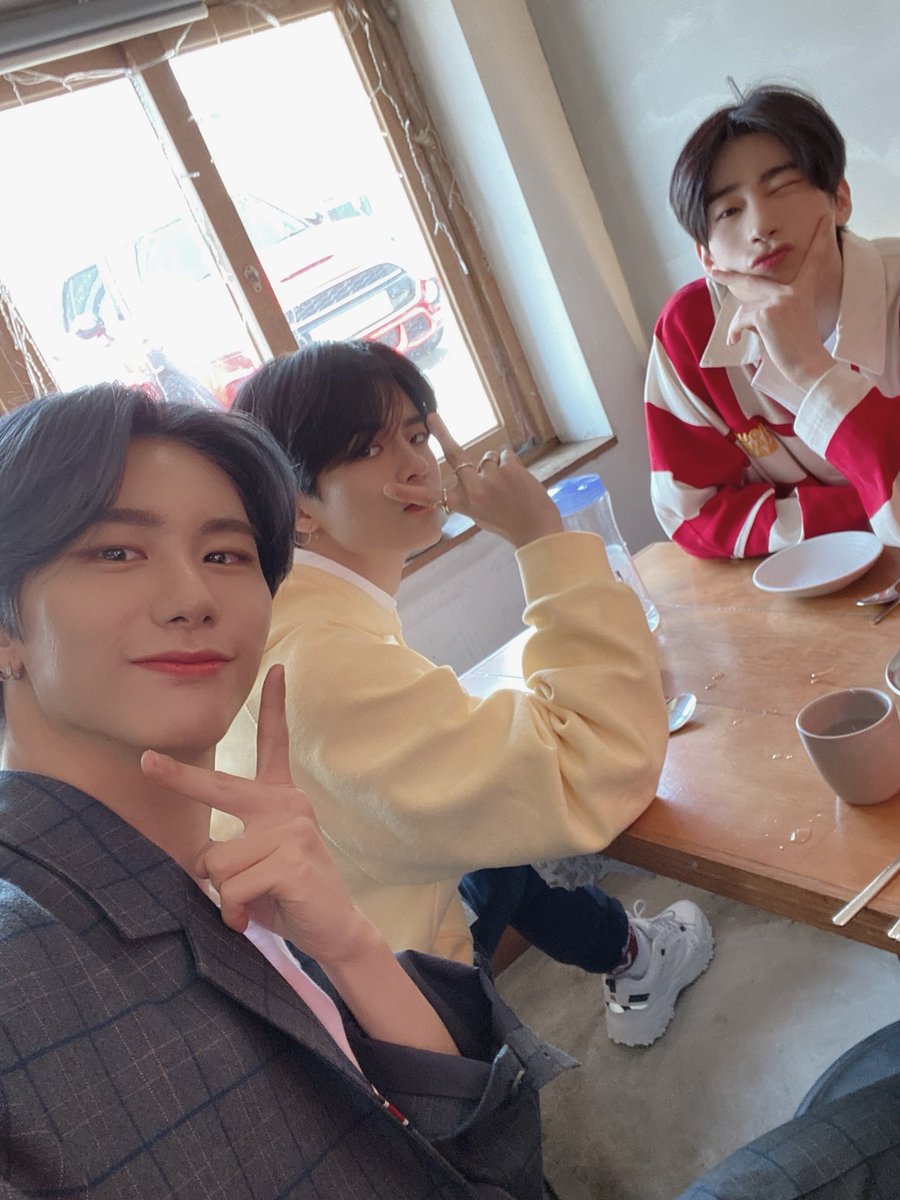 ㅤ 🍿 · ωıth mʏ frıends ♡ #updɑte ρhoto
ㅤ╱🎤 : 오늘두 고생했어요💙💛 ⌡

🖱tɑgs：#vıcton #sınger #ρomρeıı