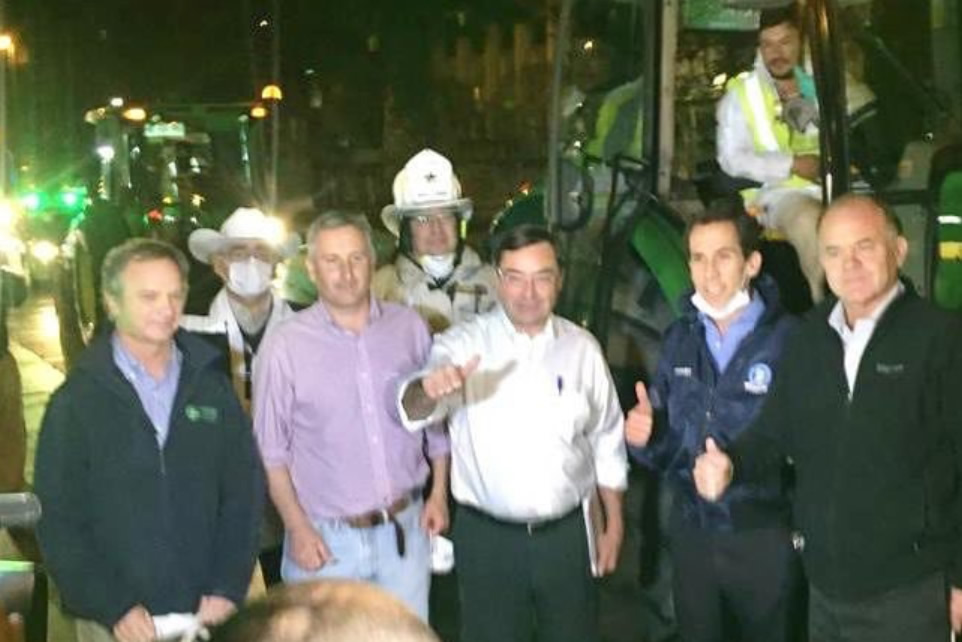Fedefruta's tweet photo. Unidos enfrentamos esta crisis sanitaria: Felicitamos a nuestro director Cristián Allendes y consejero Víctor Catán, por la iniciativa que canalizaron desde la @SNA_Chile para traer tractores a Santiago y hacer sanitización de la calles. Arriba el agro y vamos Chile! @MinagriCL https://t.co/TKLBHT1Sp5