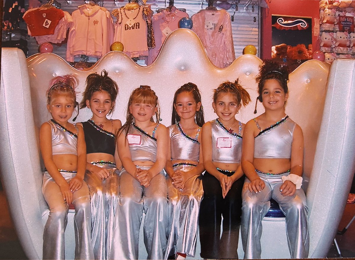 _abbycado's tweet photo. the year is 2005. your friend Caroline is throwing her bday party at Club Libby Lu. you get dolled up &amp; feel like a million bucks. Hannah Montana is playing in the background. your only worry is how long your mom will let you keep your hair &amp; makeup done. life is good. https://t.co/EwNoSlSC81
